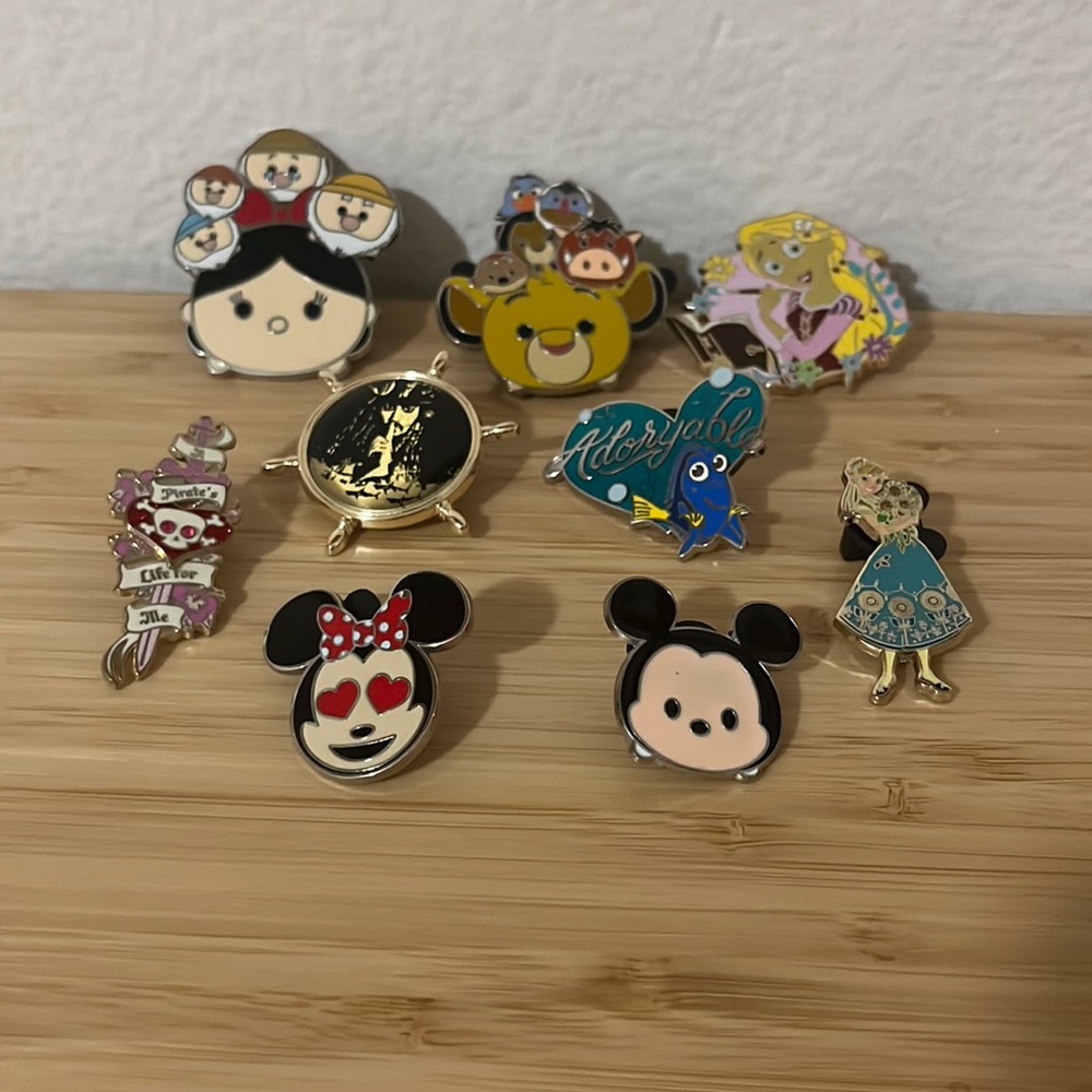 9 Disney Pins Bundle